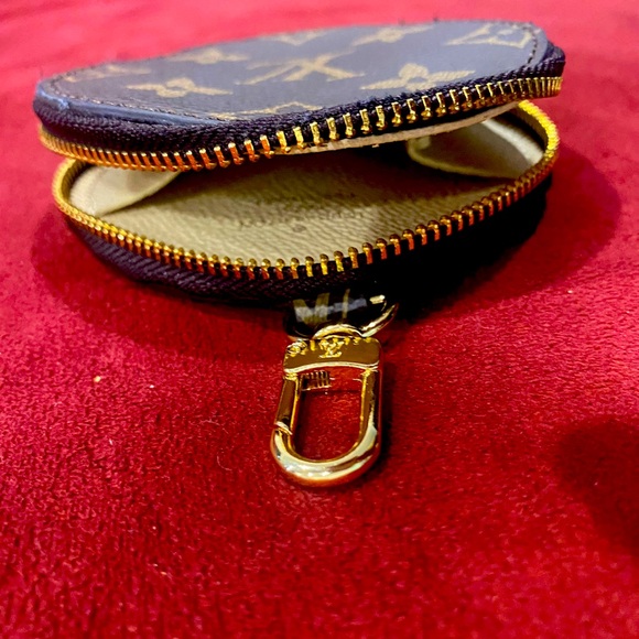 Louie Vuitton on coin purse - Picture 3 of 3